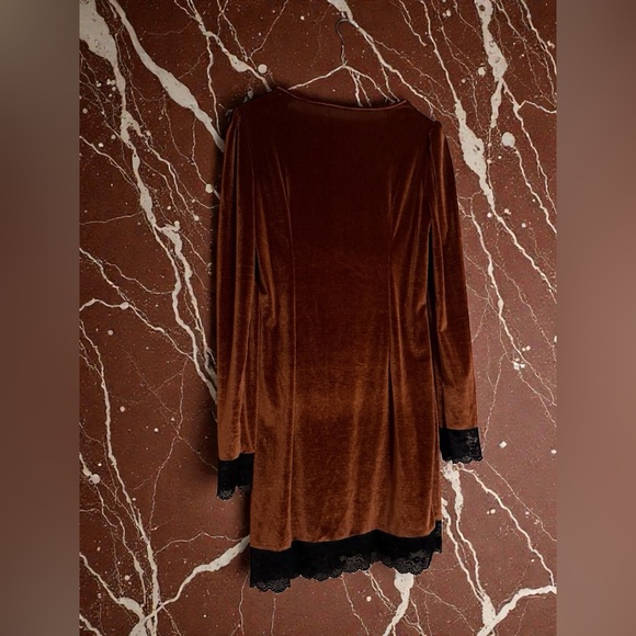 Elegant Long Sleeve Velvet Dress with Lace Trim - Picture 5 of 9